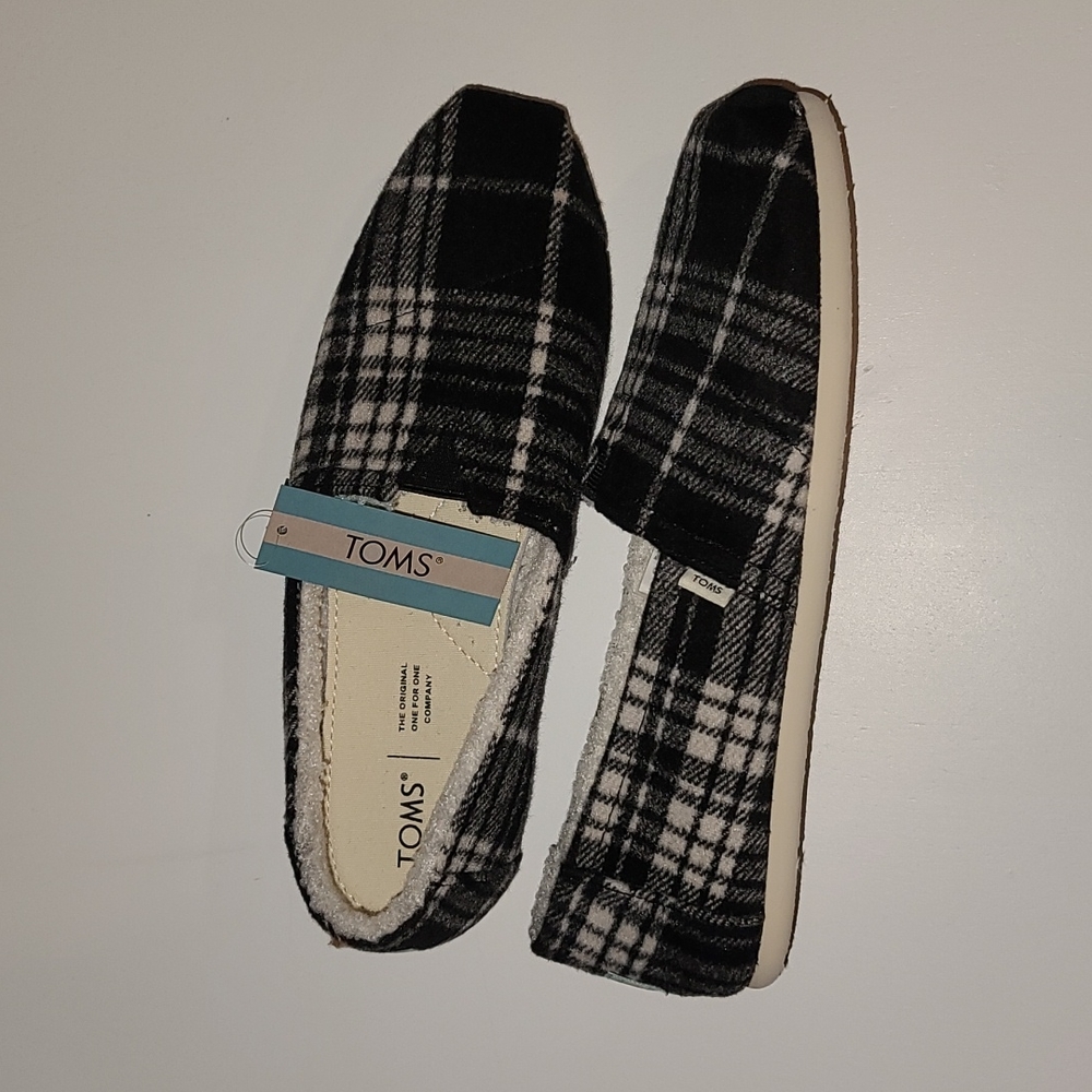 NWT Women's Toms Belmont Plaid Slip-on slipper in Black/ White Plaid. Size 9